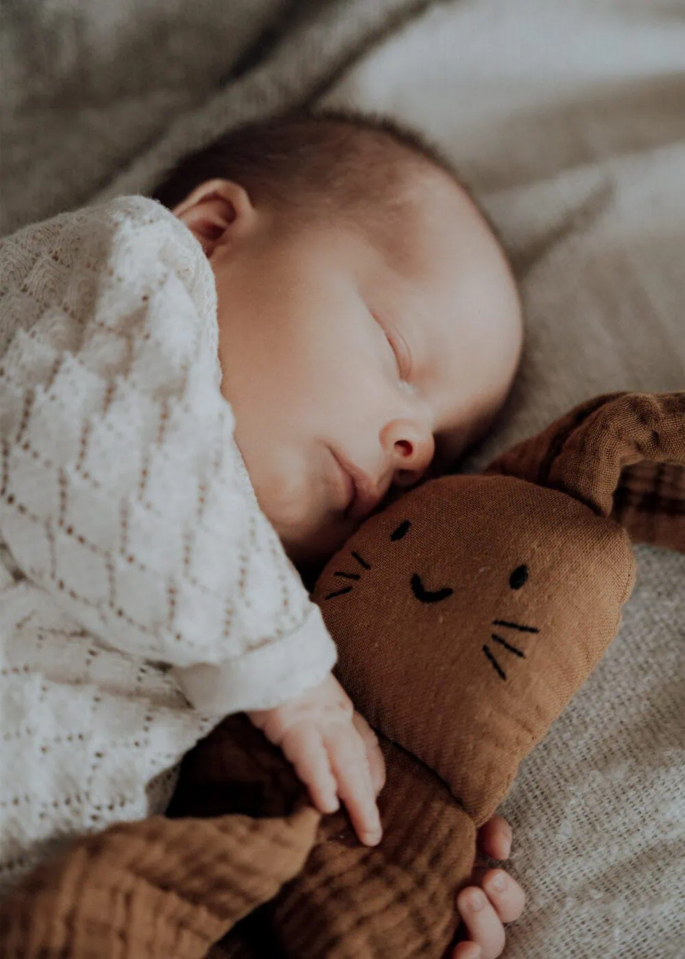 Natürliches Newbornshooting mit schlafendem Baby in ruhiger Atmosphäre