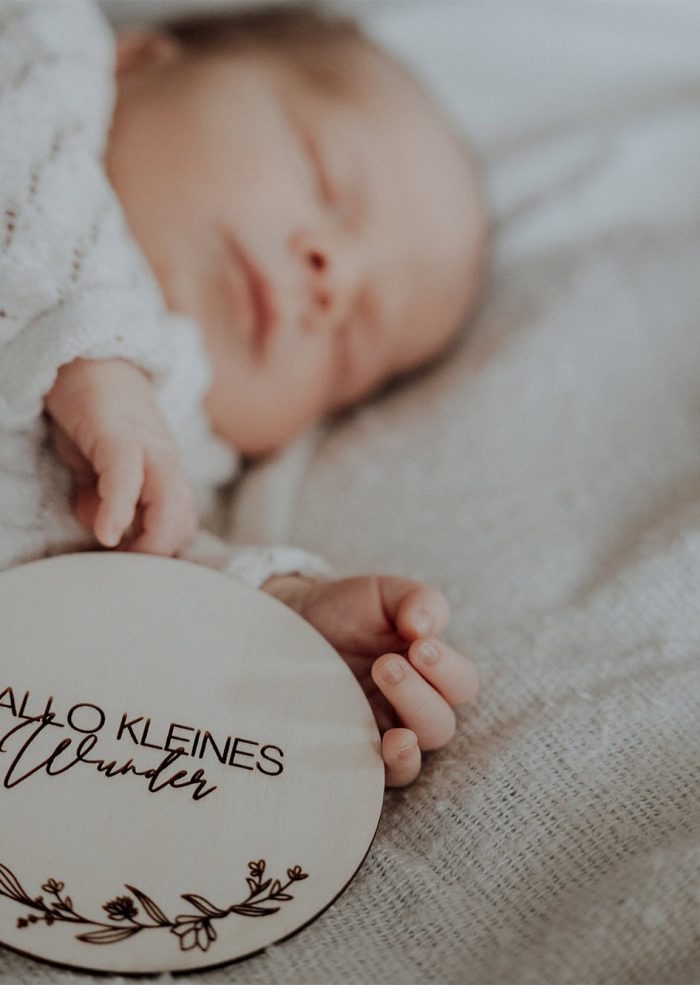 Hallo kleines Wunder Babay beim Neugeborenen Shooting in Nürnberg
